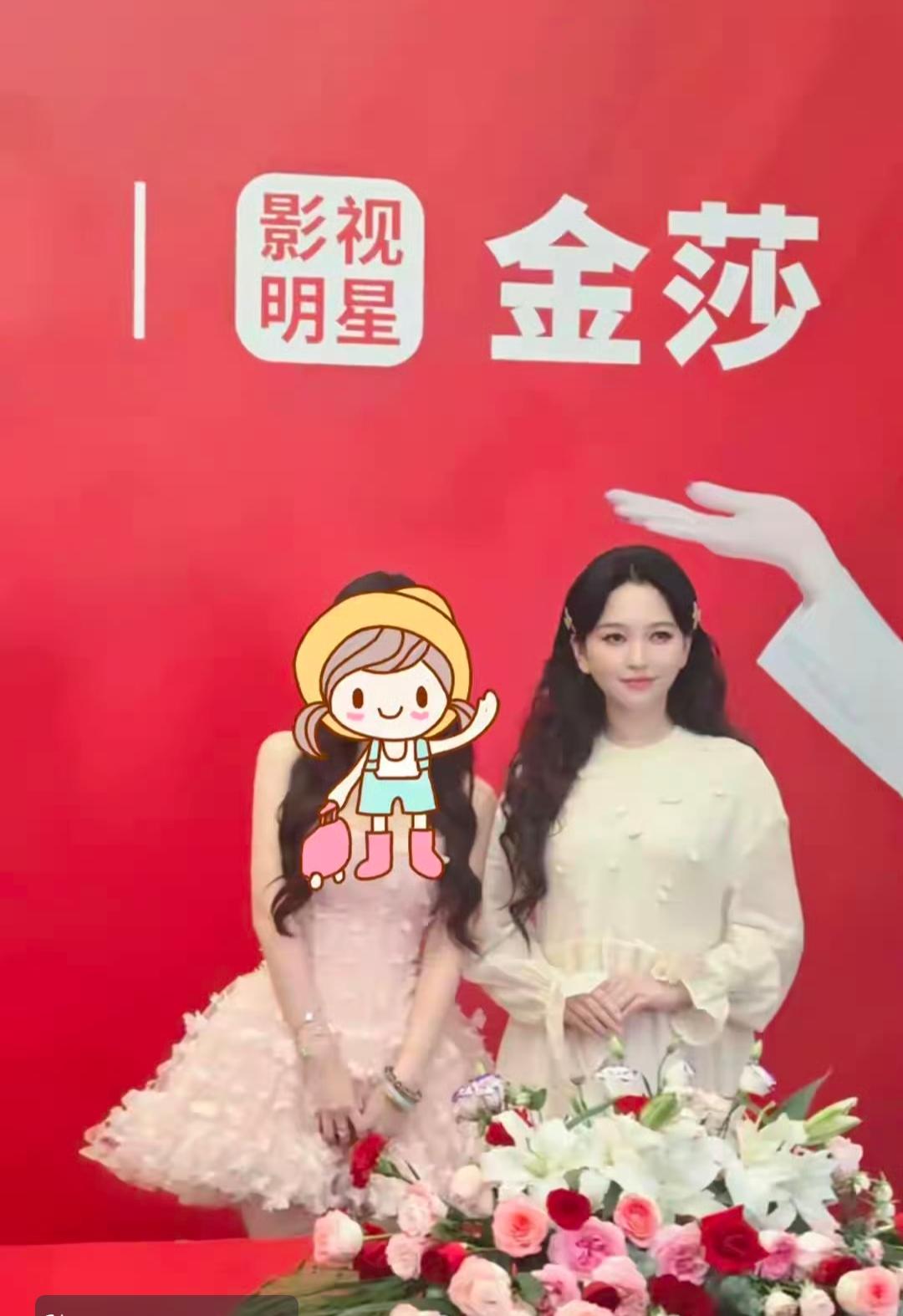 自从她找了小老公之后，她疑似怀孕的消息就没断过！
这次现身活动现场，她穿着宽松的