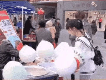 美女这样吃棉花糖，老板心里应该是不好受的，毕竟压缩起来一口就没有了。