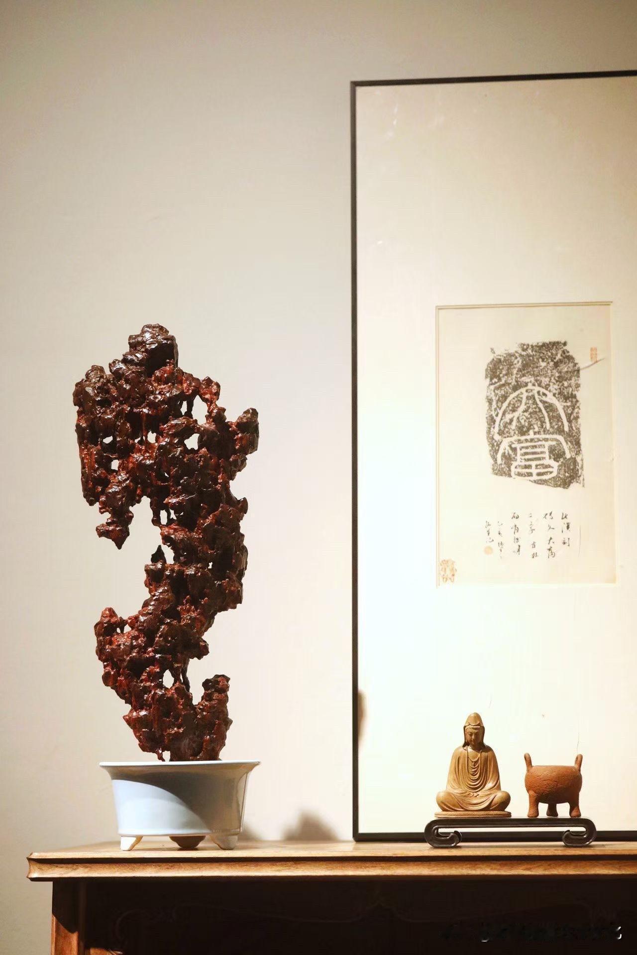 小叶紫檀「太湖石」

不是石，却有石之骨。
整料镂雕，洞壑自生，曲折之间，像风走
