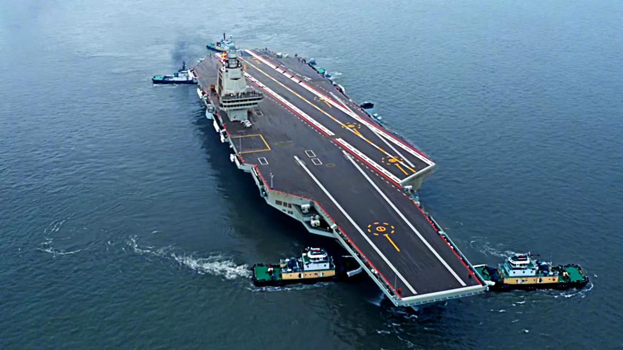 三艘航母将给解放军带来的巨大优势。

双航母或三航母打击群执行对地支援任务和制空