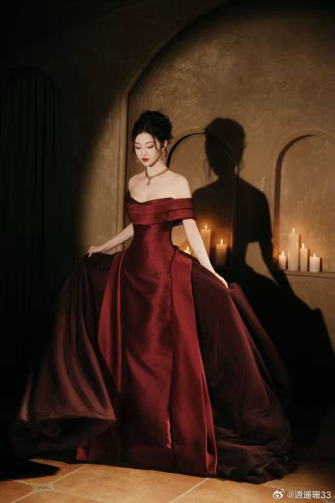 景甜肩颈线条 景甜的肩颈线条真是教科书级别的优秀！穿露肩礼服时尤其能展现出那种挺