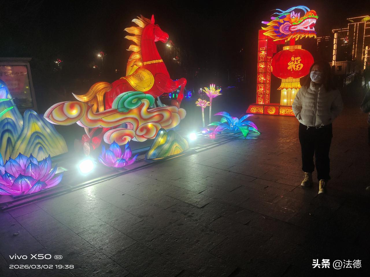 以下是一些适合元宵节发的朋友圈文案：

1. 正月十五闹元宵，花灯璀璨映月娇。一