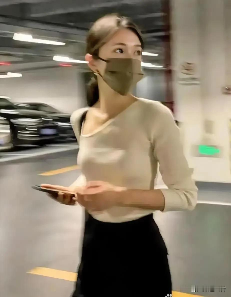 很多女士出门时钟情于佩戴口罩，无外乎以下几个原因：
1、过滤进入口鼻的空气或飞沫