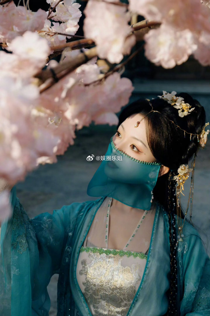瑶妹的古装扮相一直很美的，兼具美貌与氛围感！无论是眉目间似凝着霜雪，如月宫仙子跌