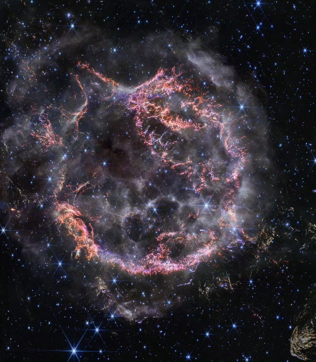 #每天一天文图# 詹姆斯韦伯望远镜拍摄的仙后座超新星遗迹的惊人图像 ​​​