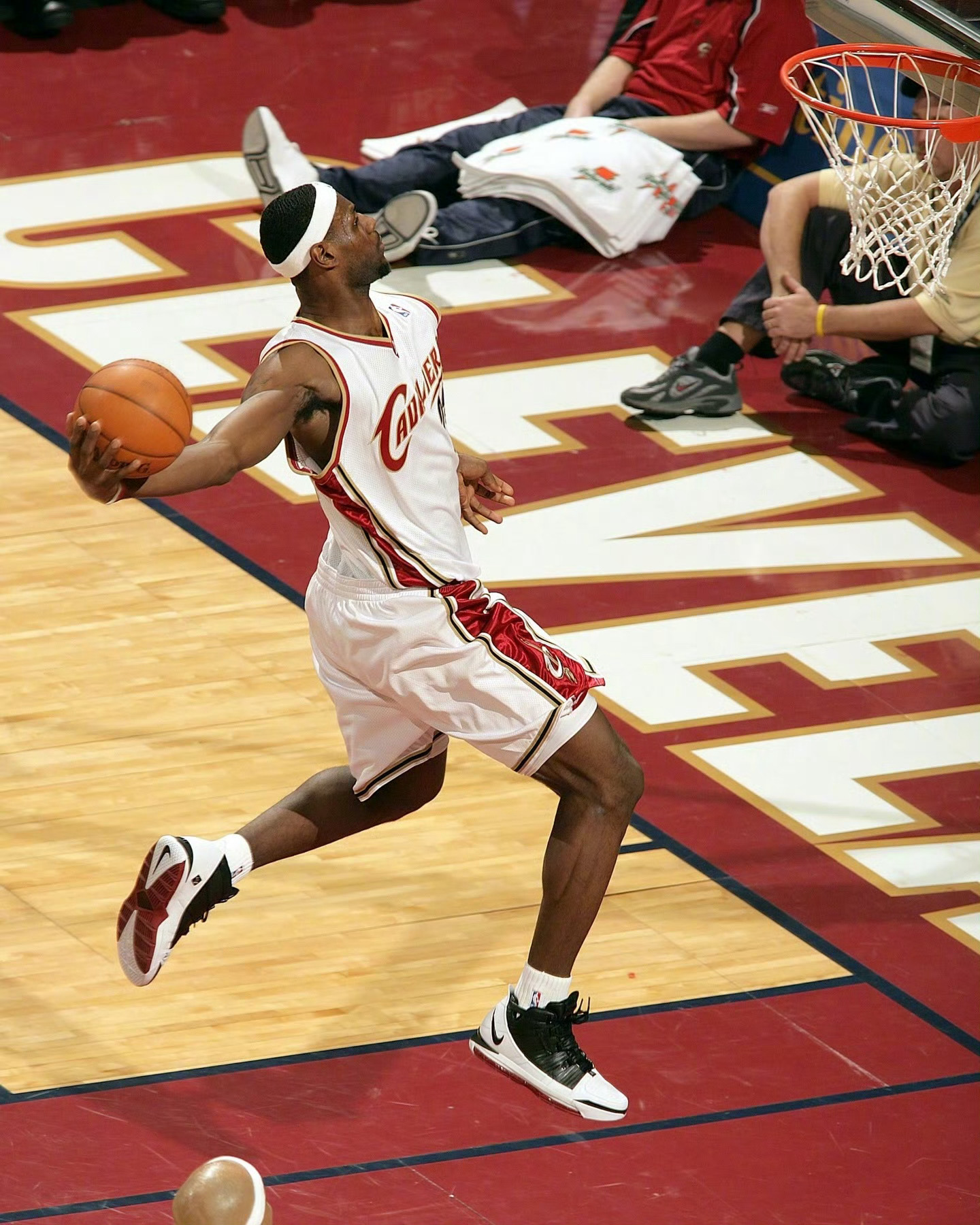 骑士詹姆斯新赛季篮不住 会挽雕弓如满月