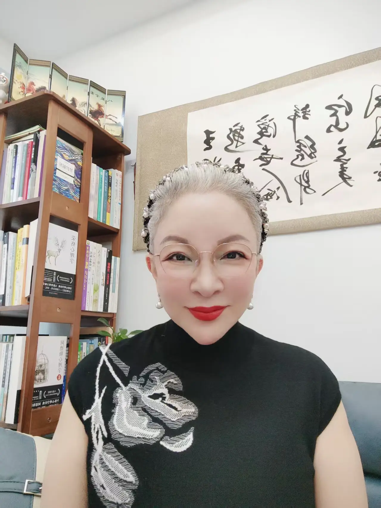 每天两场直播解读人们内心情感渴望与释怀