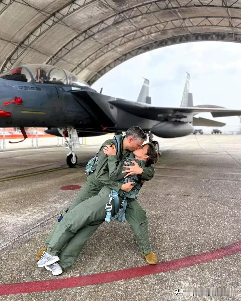 美军飞行员夫妇秀，令这是在效颦纽约街头那张著名的照片