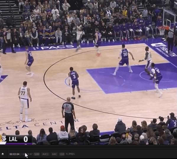 初一看今天比赛开场这球有些许疑问，湖人这是安排的什么战术，詹姆斯给里弗斯挡人，然