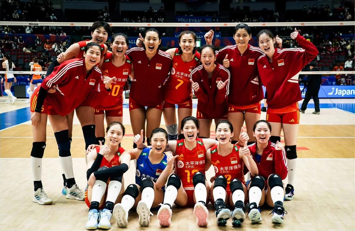 中国女排3—0横扫日本。
赛后场馆里的欢呼声久久没散去。看台上有人抹眼泪，有人举