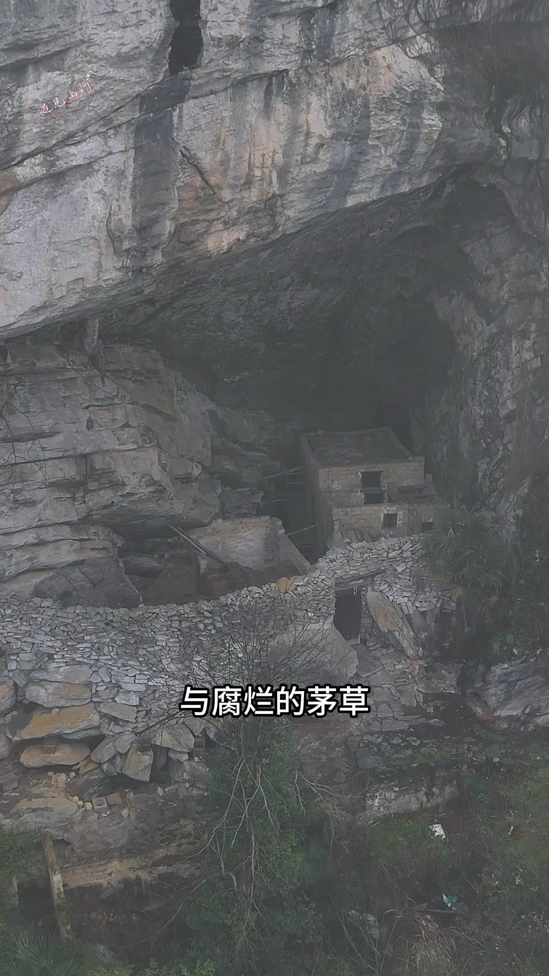 在韶关大桥镇塘公源村峭壁的岩洞里探险时，我发现了一座古老的石墙堡垒。推开厚重的木