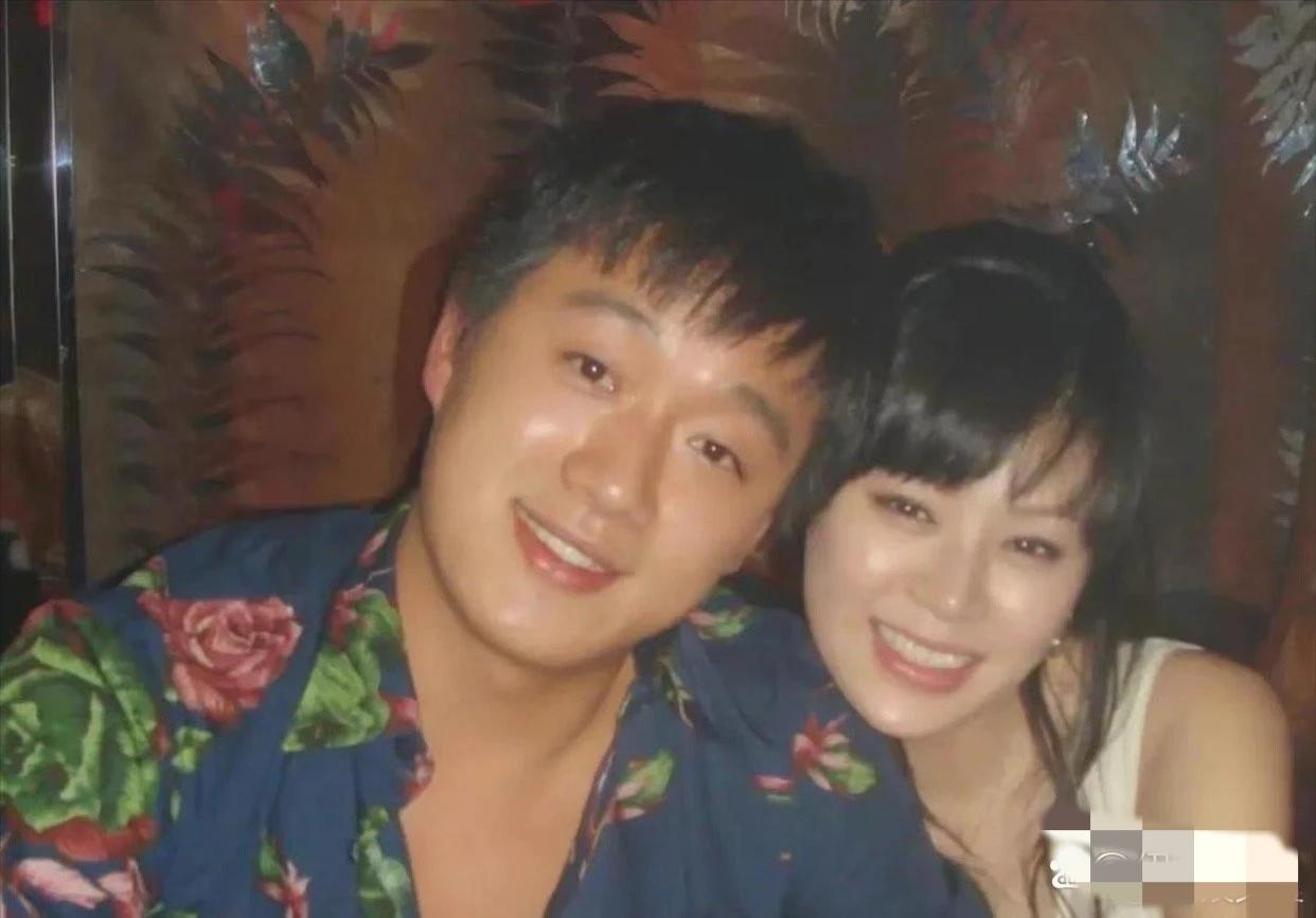 佟大为和关悦俩人翻出15年前那身衣服拍照，嘿！佟大为这眼睛大小没变，人也跟吃了防