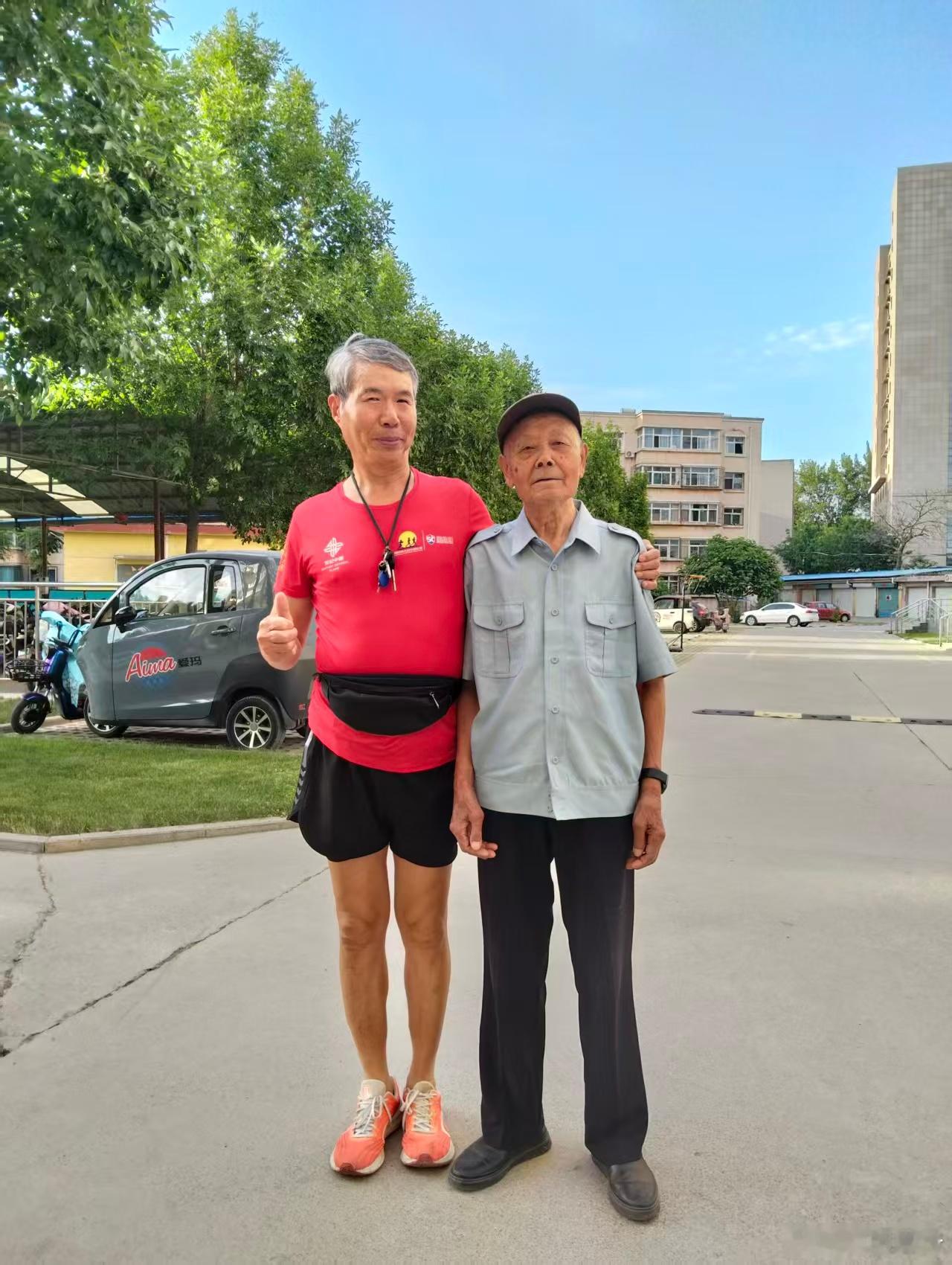 李广州：今晚我在蓝天新区大院里，和98岁的空军退休老干部一块散步5公里，老人姓张