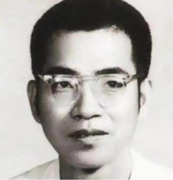 1953年，陈景润毕业后分到北京四中教书，学校却因口齿不清辞退他。之后他摆摊租书