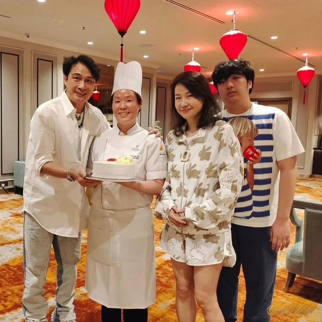 吴镇宇而日子15岁的费曼，他眼神很他爸年轻时候无得比，无锐利的光，演艺圈他不是很