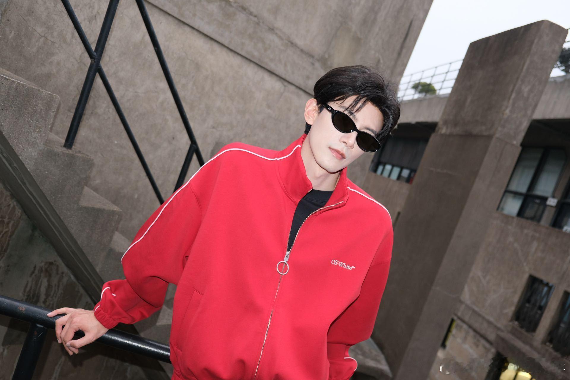 孔雪儿邓凯连双人舞都在强制爱邓凯这外形真的太绝了，自带痞帅气质，往那一站苏感就扑