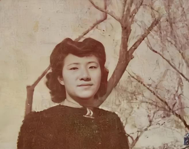民国女作家苏青，一直被认为是“一个巴掌打出的女作家”，这是什么原因呢？

原来，