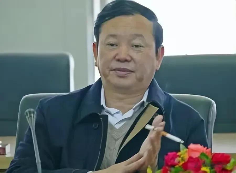 三代烟草人？那是你的格局太小了。
看看汕尾市烟草专卖局局长陈文铸的家族关系网，你
