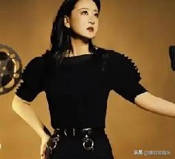 贾玲“一杯酒”，化解VOGUE盛典小尴尬

2025年10月21日，VOGUE中