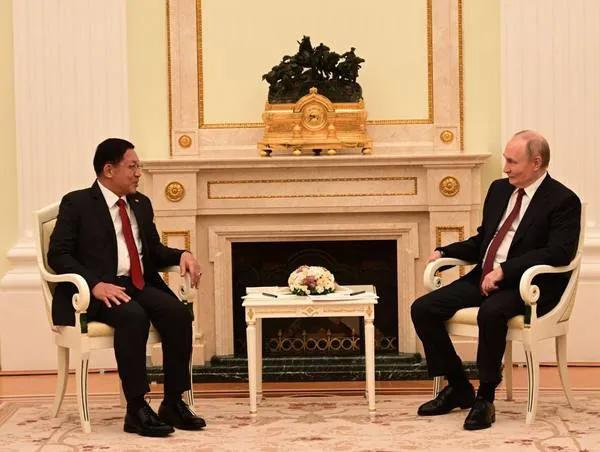 缅甸代总统敏昂莱与普京在莫斯科克里姆林宫会晤，重点讨论两国已达成协议的落实事宜。