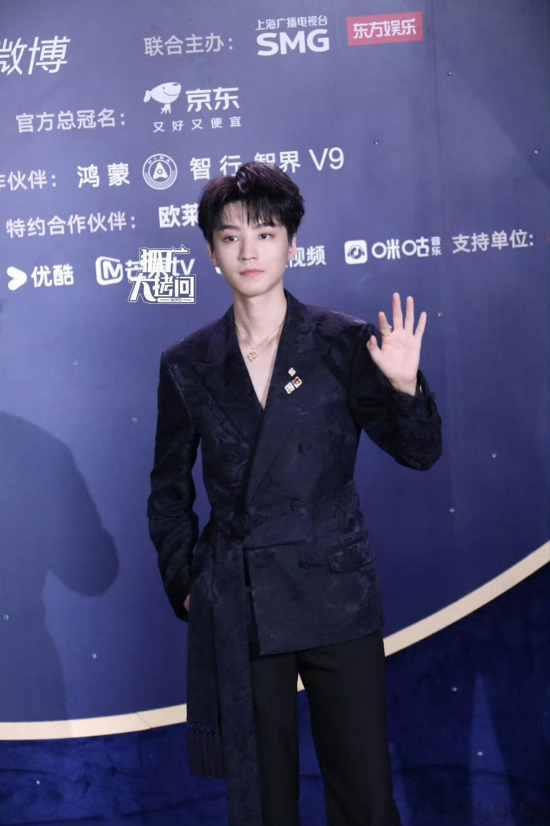 王俊凯最不吃怼脸生图压力之人其他人红毯时刻费心寻找合适光线、避开近距离镜头，王俊