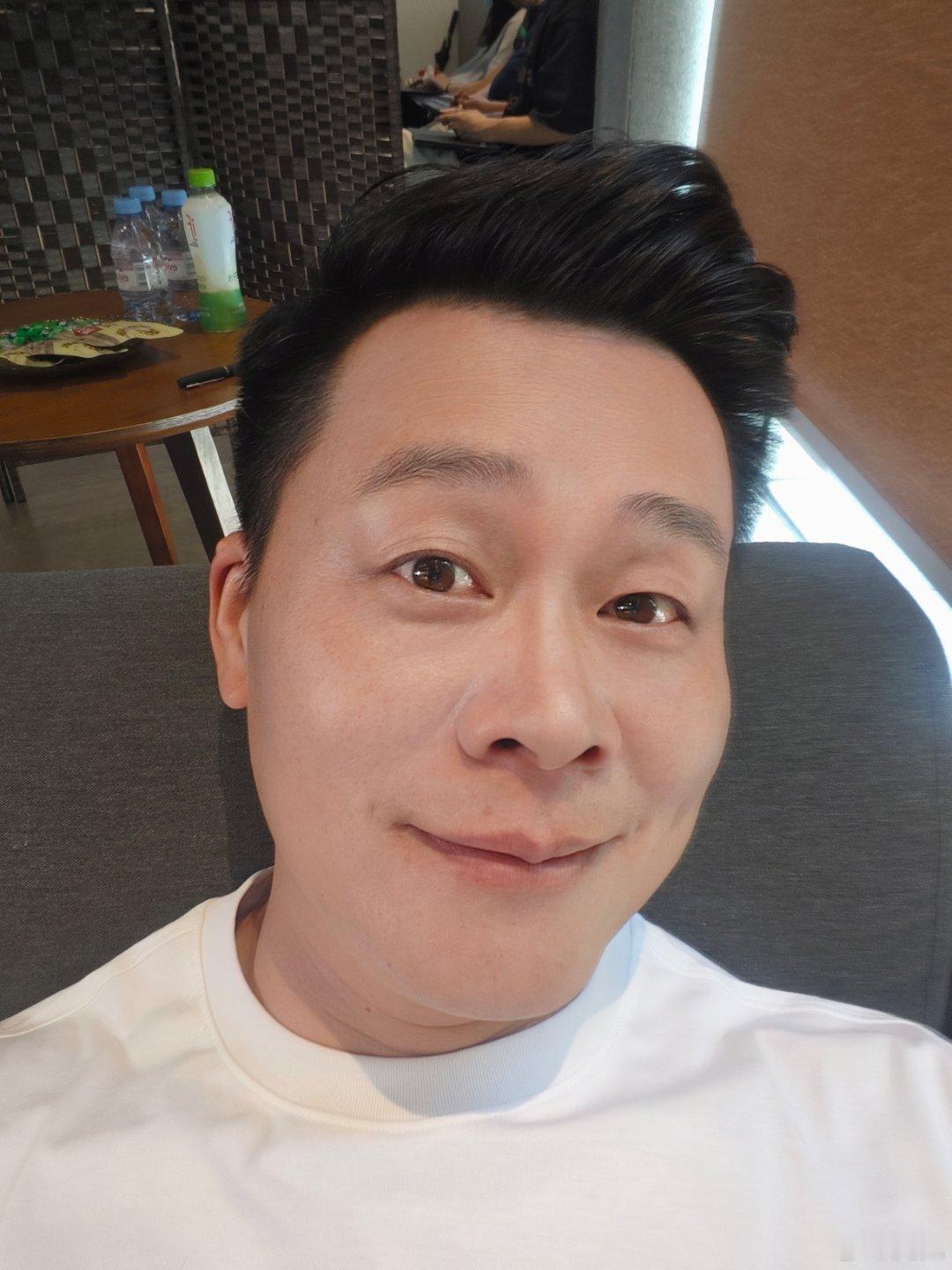 画妆了，前置摄像头拍的 ​​​