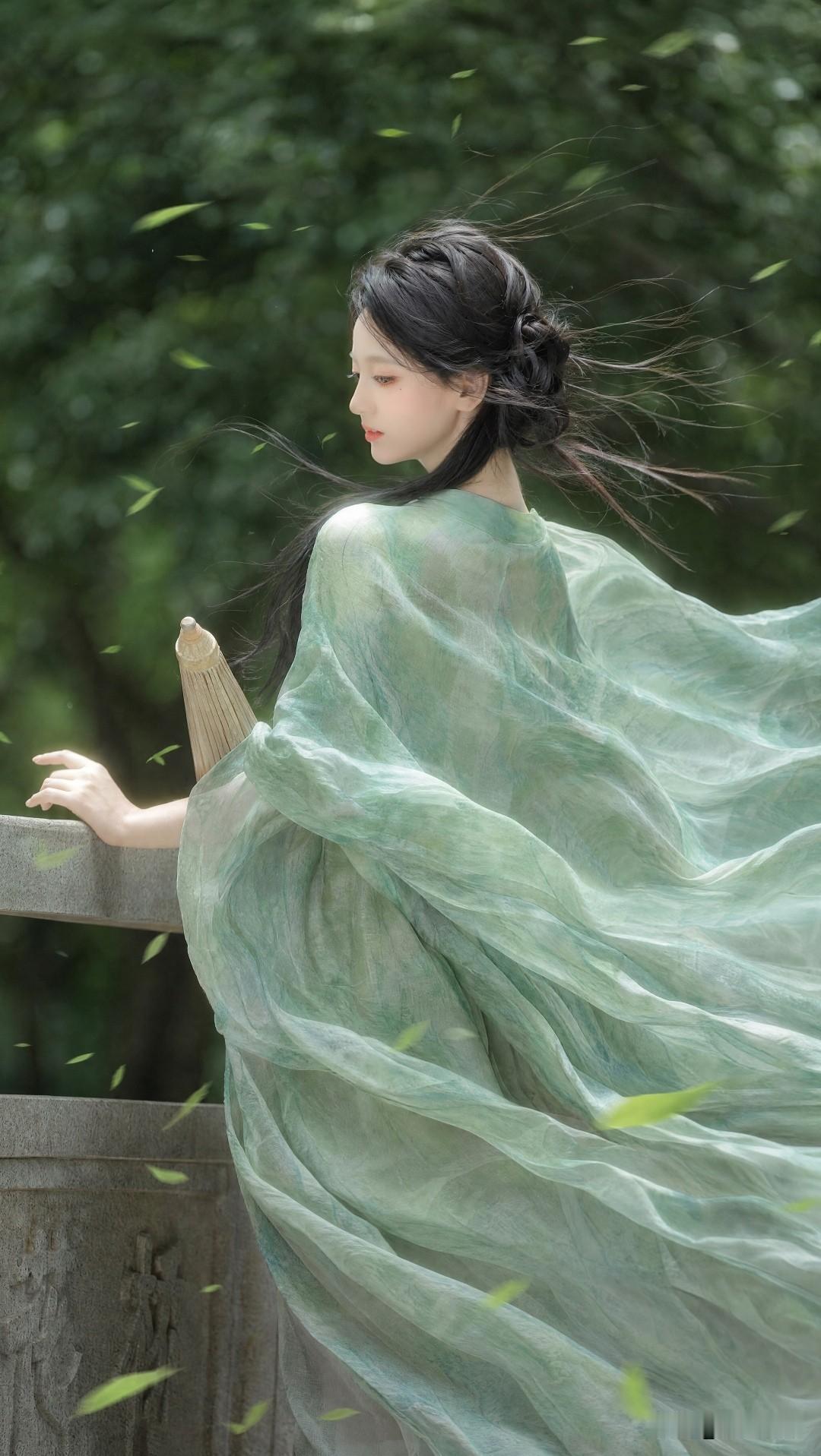 仙气缭绕的绿衣女子，倚栏远眺，如梦如幻。