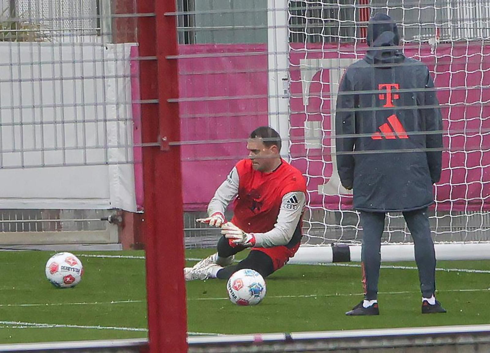 诺伊尔今天恢复了门将训练，但只能进行地面练习。他周三复出的可能性不大。至于乌尔比