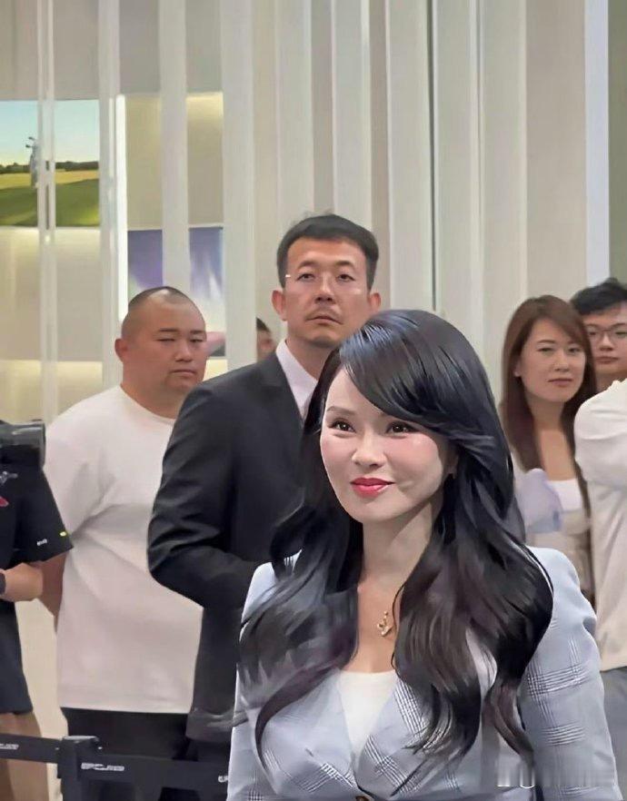 85岁的伊能静亮相车展，头发乌黑蹭亮，脸紧绷毫无褶痕，这状态绝了￼ 