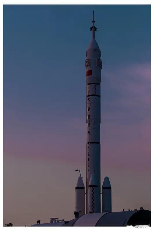 贺神舟廿号凯旋
天梯万丈贯银河，廿度东风送玉梭。

破雾穿云巡汉阙，摘星勘斗访羲