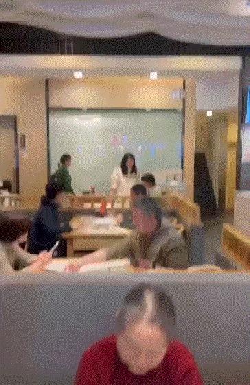 这男的情绪是真稳定啊，比服务员端的盘子都稳
