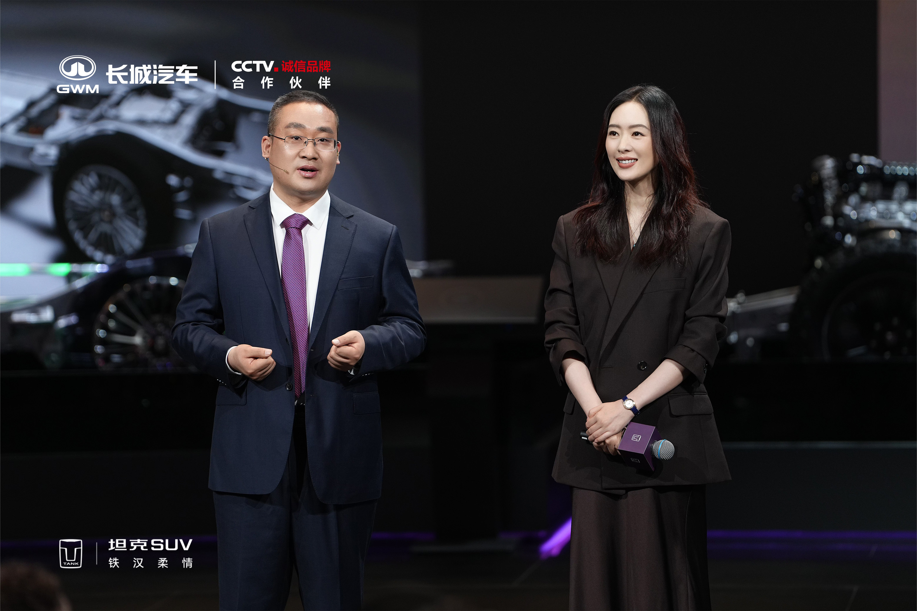 满场热望，坦克不负每一份期待！全新坦克700首席体验官童瑶如约现场诠释铁汉柔情的