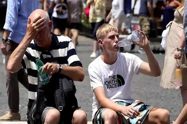 这两年欧洲夏天是真扛不住，动不动就四十度往上的高温，有些地方甚至快冲到四十五度。