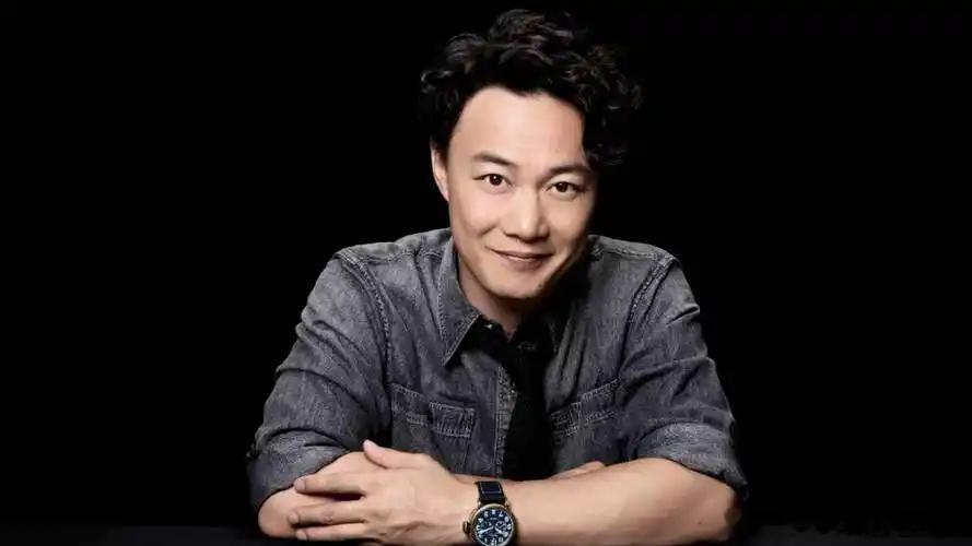 华语男歌手里喜欢陈奕迅，他无论什么歌，都有一种落寞的深情，听到最后，听成一种感伤