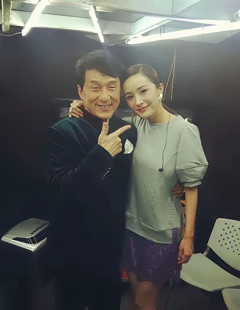 站在成龙大哥旁边这位美女，
喜笑颜开，长相清秀的她谁？成龙国际地位 成龙舞台