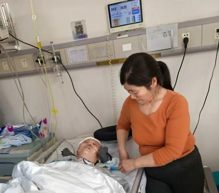 “这就是命！”安徽肥西，一女子的公公突发脑梗瘫痪在床，接来大姑子照顾，大姑子又突