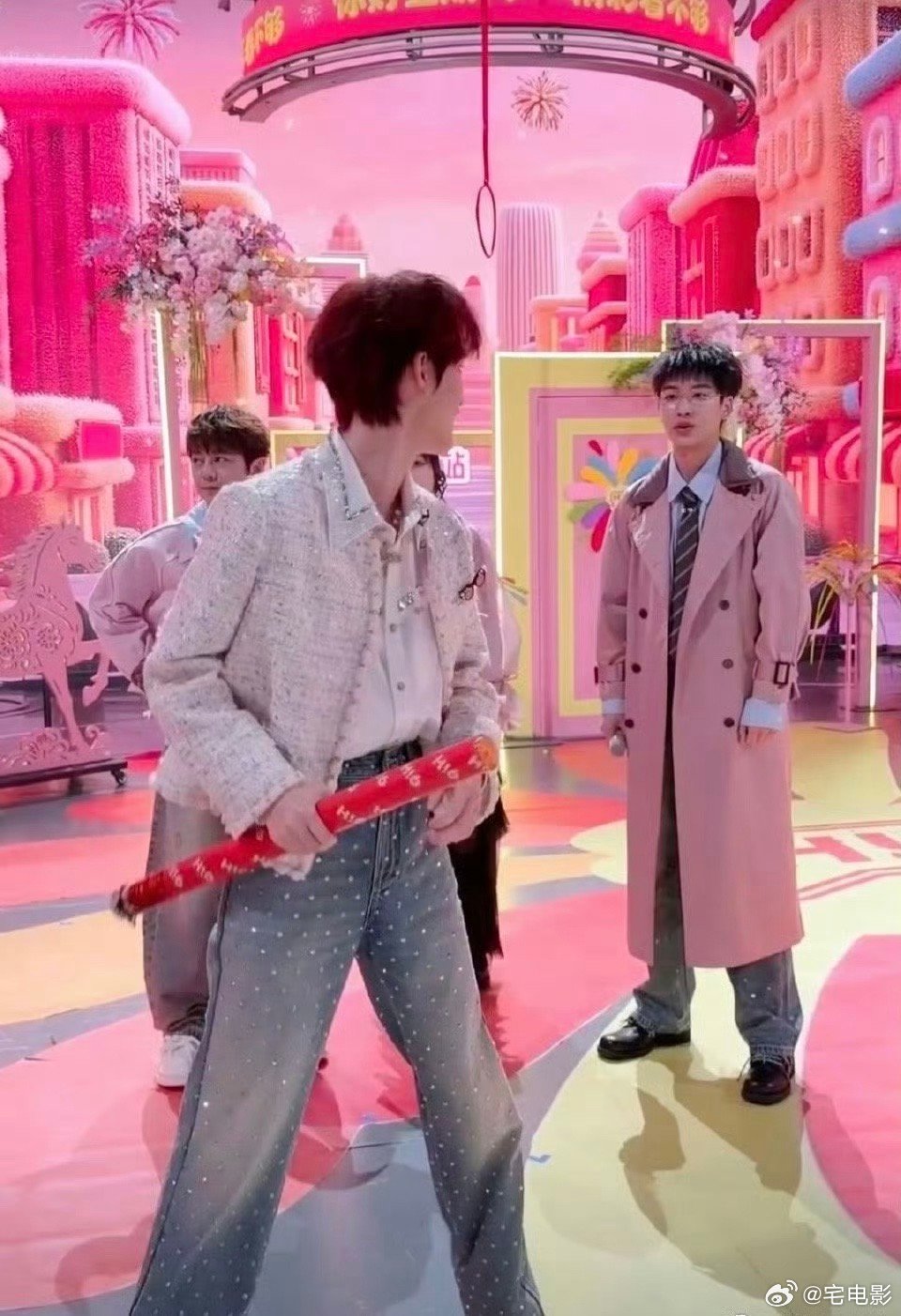 何炅震惊丁程鑫不会劈叉你好星期六何炅：我都能劈，你居然不能？丁程鑫：这题超纲了，