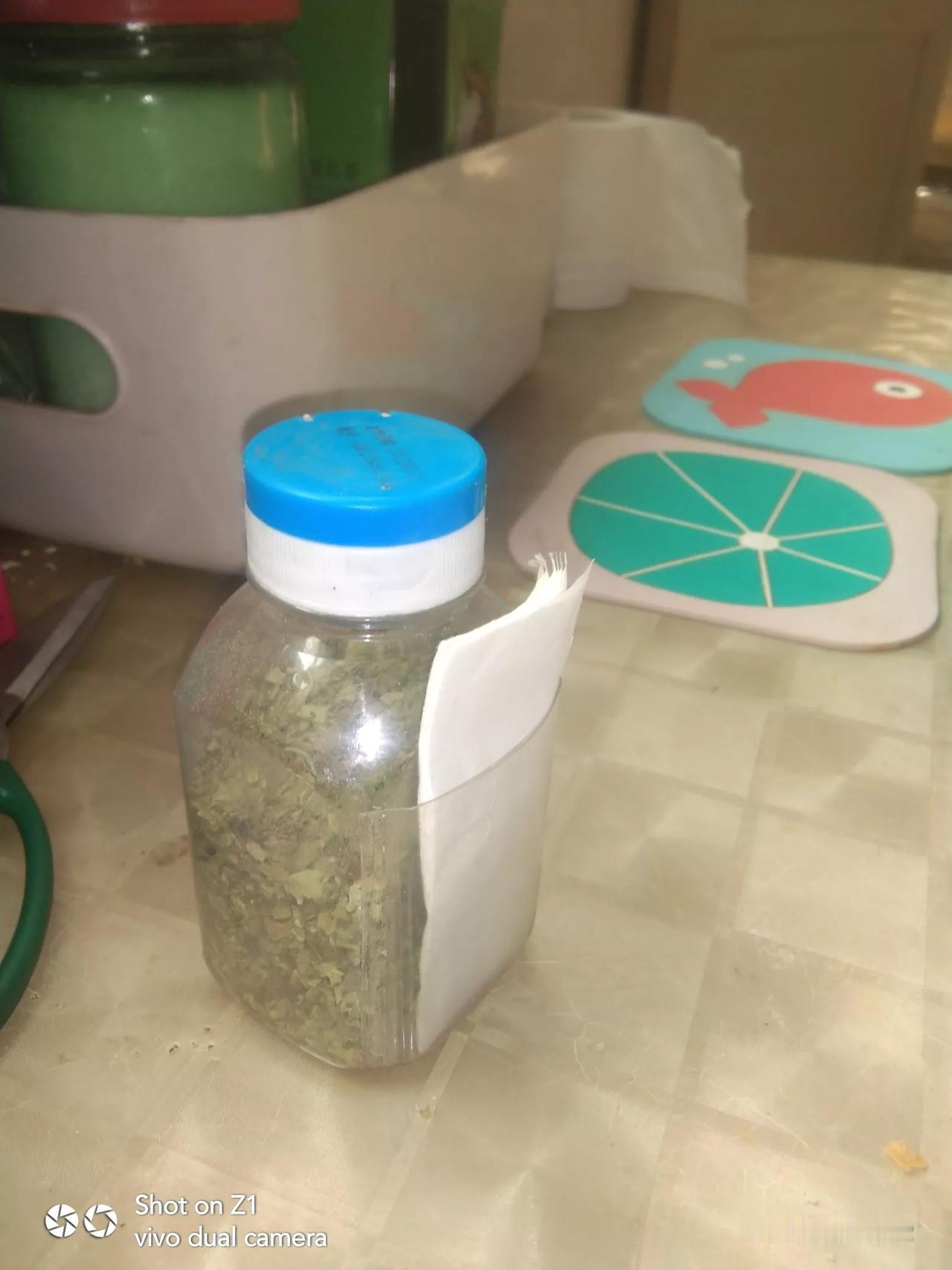 瓶内草香浓，细品滋味醇。其实就是个烟瓶。内装旱烟。外面白色的是烟纸。