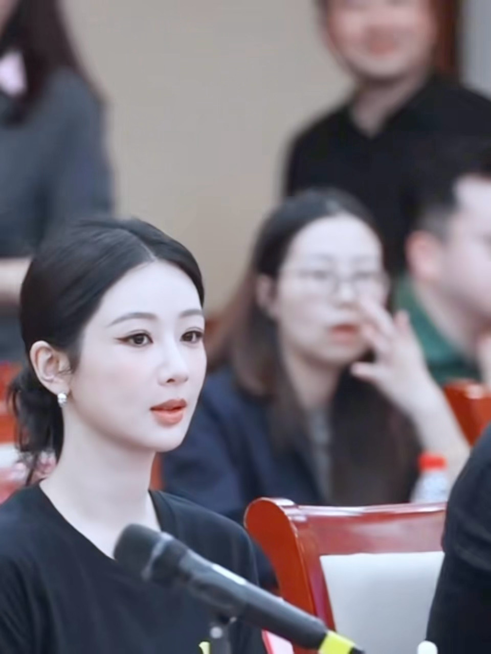从此我的高干文女主都有了一张清晰的脸杨紫出席了家业座谈会杨紫低盘发造型