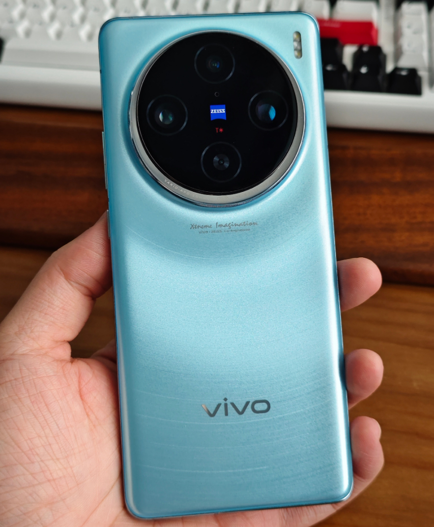 vivo X100的外形堪称绝美，如果把闪光灯扣掉，放在蔡司那个中心位置简直绝美