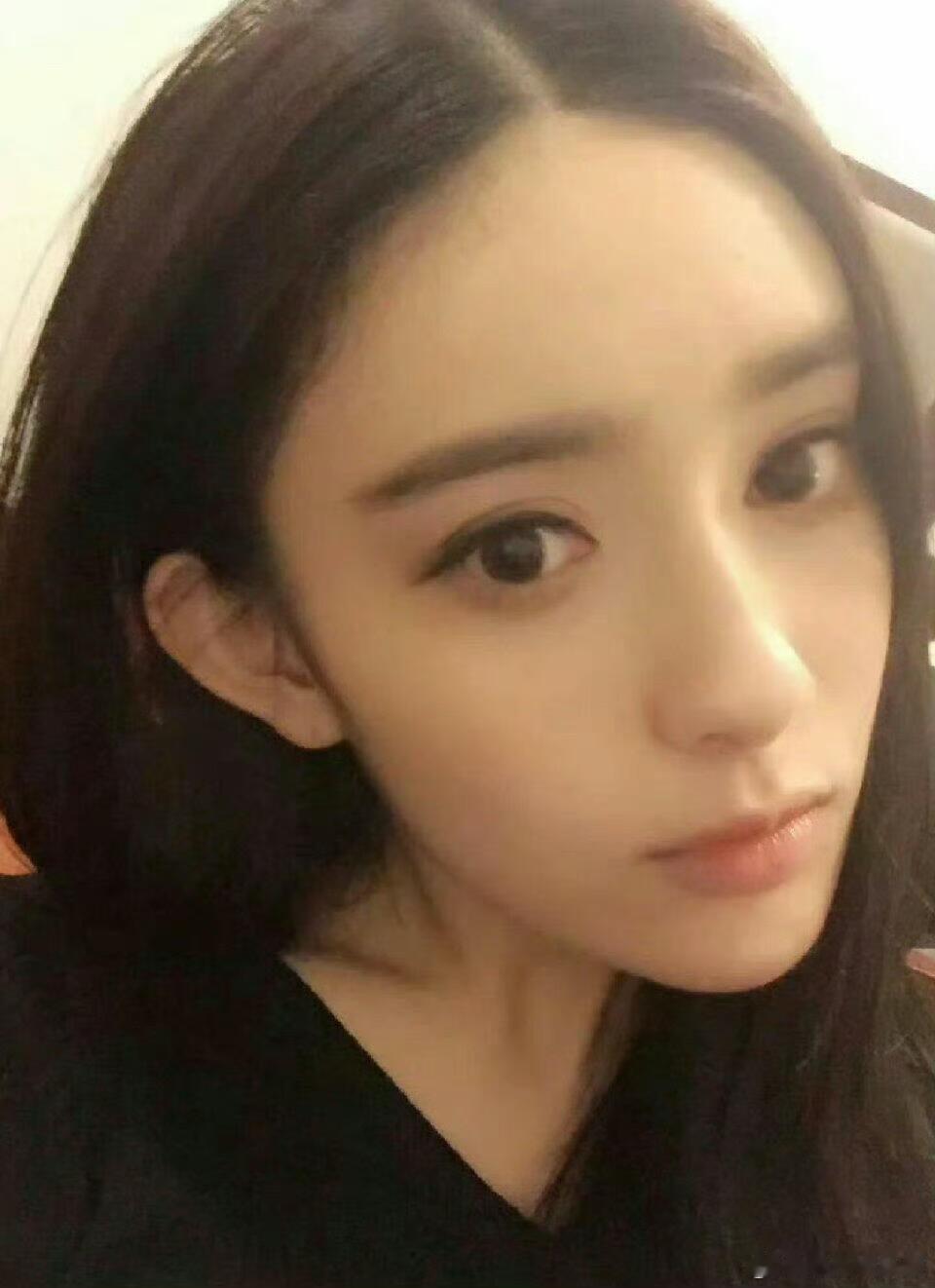 早期孟子义 孟姐早期就纯纯白富美那味，怪不得叫她小姨感觉这种妆容很有她自己的特点