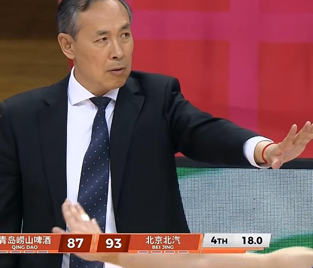 北京队今晚客场战胜青岛队，主教练许利民却闷闷不乐。
北京队的国内明星和外援巨星心