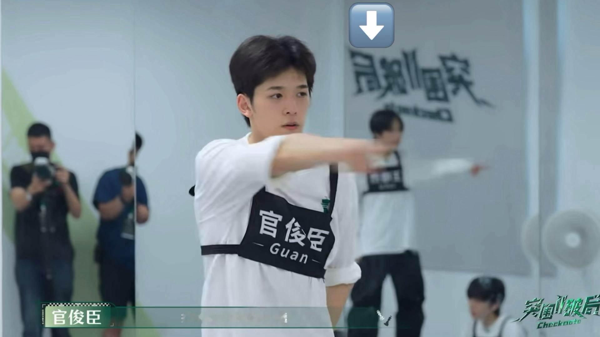 这里橹杰已经跳完一遍了 但是还是在角落带着朋友跟着一起跳了一遍🥺 