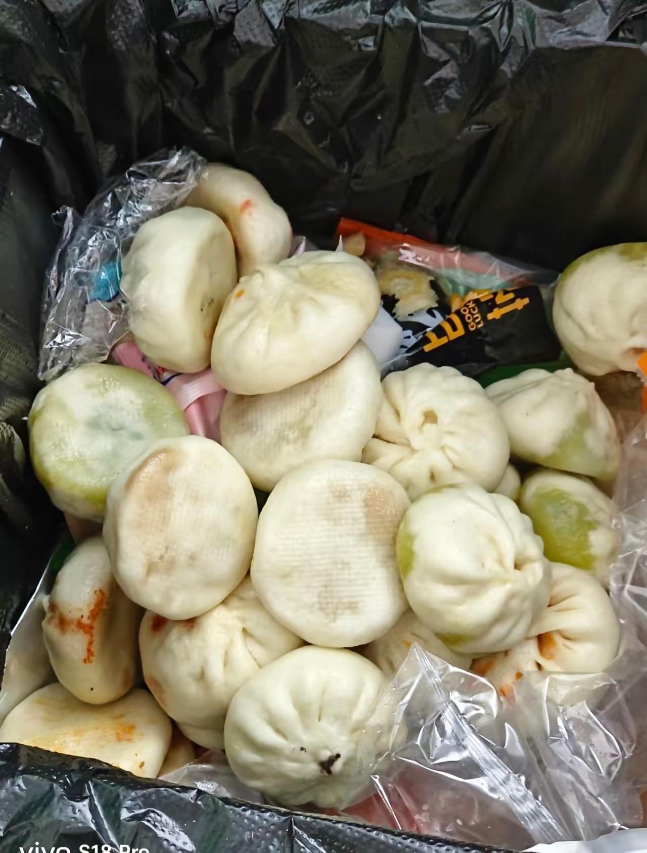 这也太浪费了吧？在楼下的垃圾桶里面看到了一整袋的包子，是一对年轻的情侣，刚刚扔下