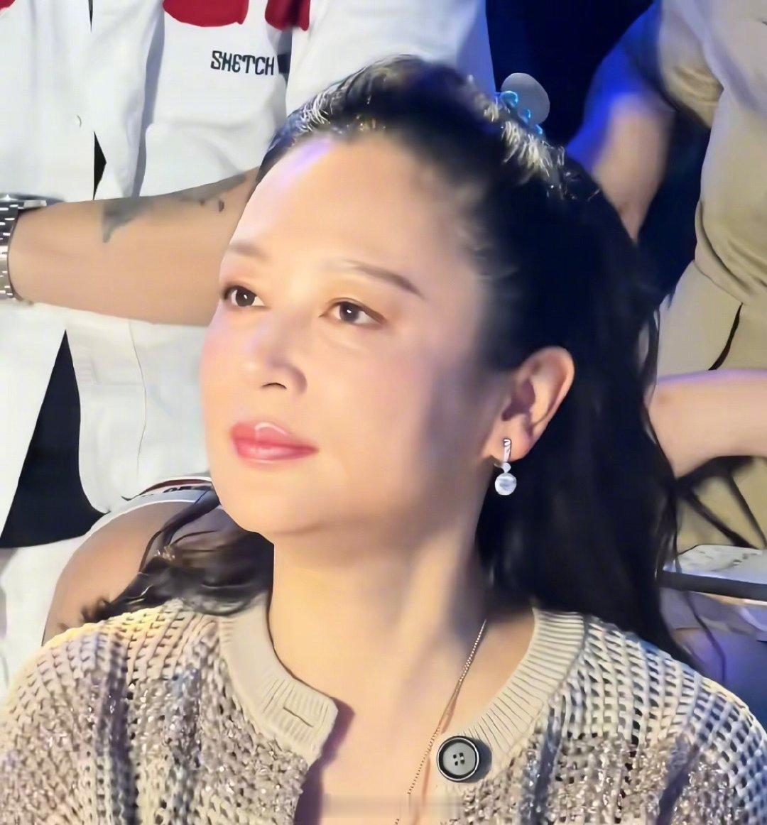 陈红57岁状态 参加线下活动的57岁陈红状态松弛又精致，休闲针织外套配白阔腿裤，