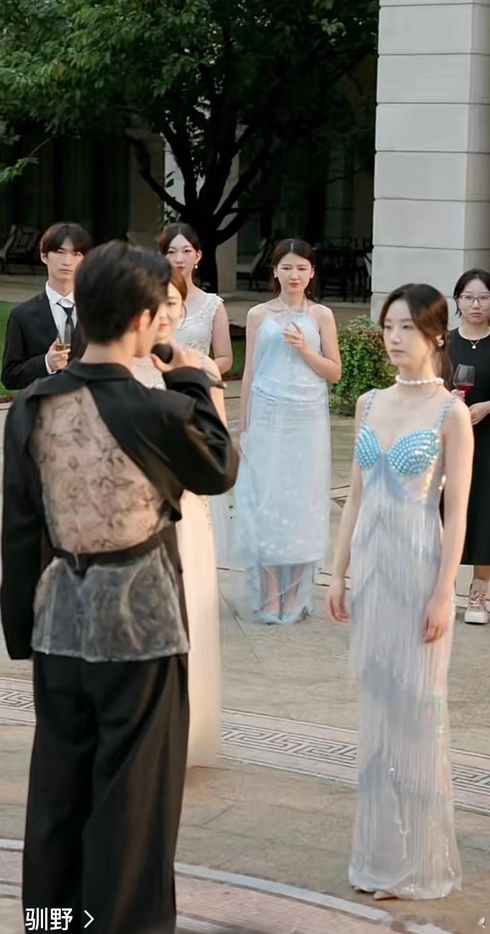 短国剧情基础，演员衣服就不基础 ​​​