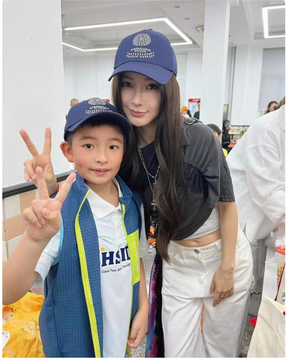杨颖在上海中学国际部被偶遇，此次她是以学生家长的身份，低调出席学校的家长义卖活动