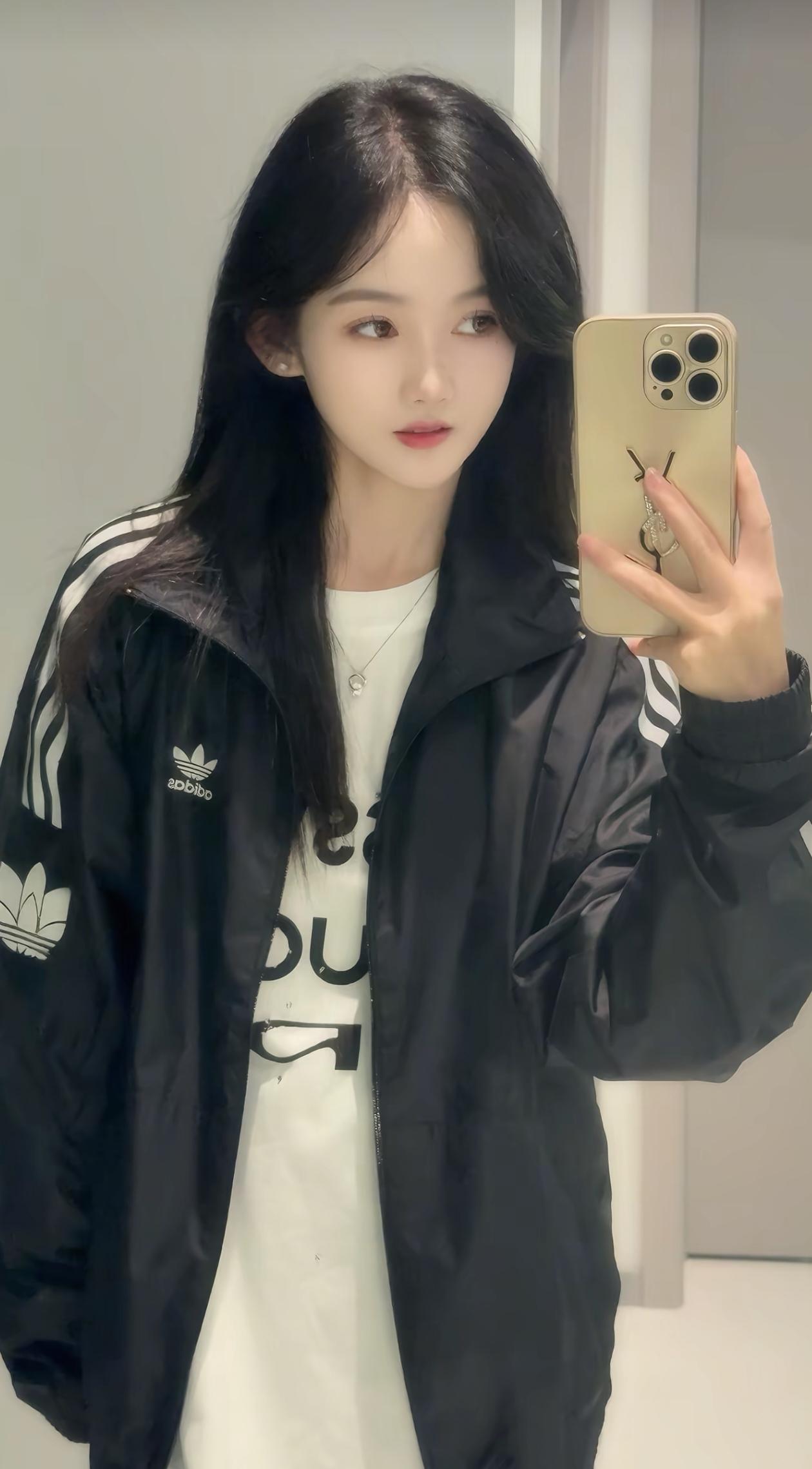 黑白运动风穿搭，元气满满的一天！💪🏻👕👖👟