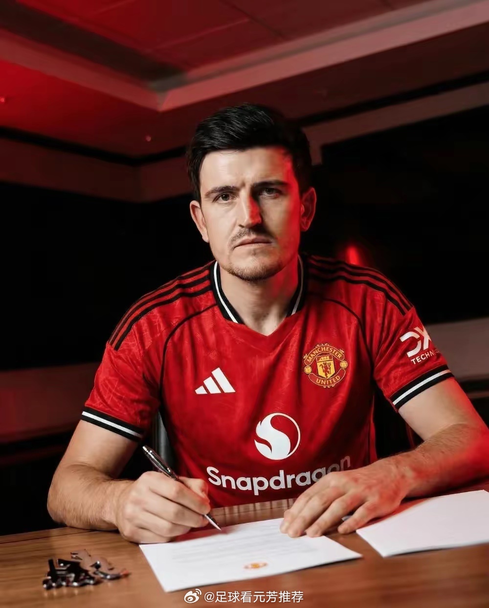 伟大续约！罗马诺确认，曼联与33岁马奎尔续约至2027年6月。看来魔迷和球员们的
