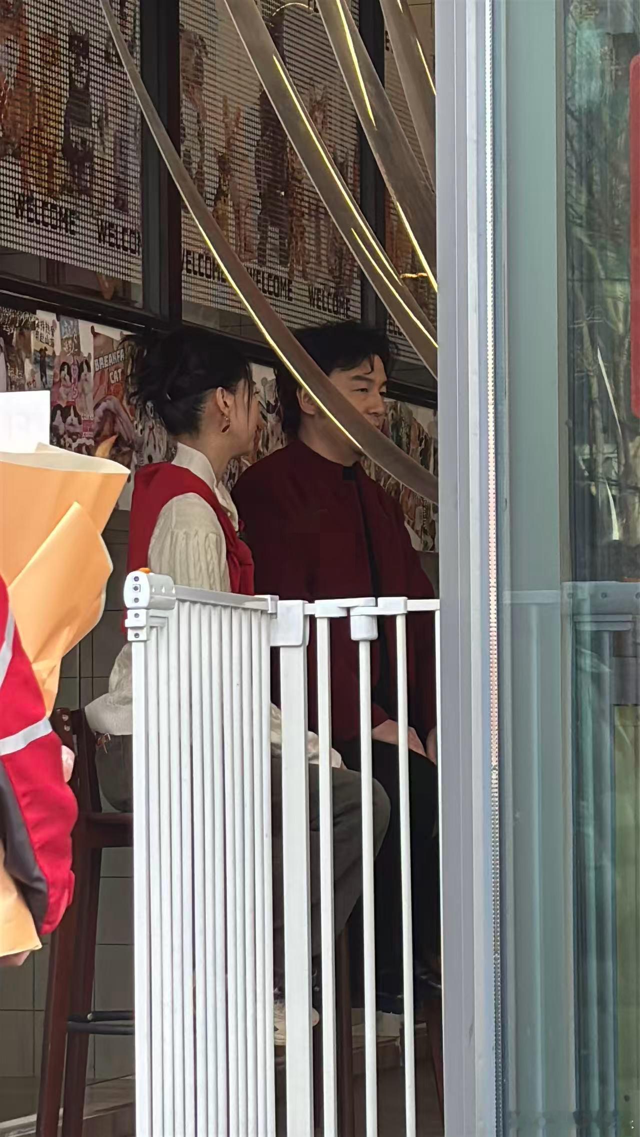 雷佳音自带坚果上街唠嗑 谁看了不说句真实！雷佳音带坚果上街，见人就送还唠嗑，像老